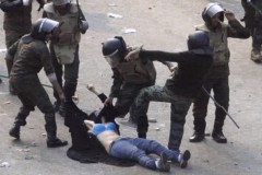 Избиение женщины в Каире
