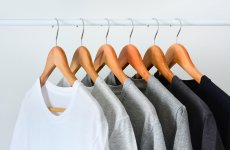 Великолепные пластиковые плечики — идеальное решение для организации гардероба